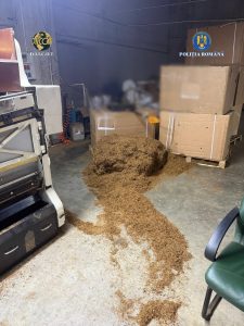 Tone de tutun și utilaje de producție descoperite de DIICOT într-o fabrică ilegală de țigări la periferia municipiului Timișoara.