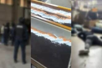 Tone de tutun și utilaje de producție descoperite de DIICOT într-o fabrică ilegală de țigări la periferia municipiului Timișoara.