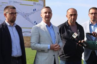 Demararea lucrărilor pentru noile sensuri giratorii de pe DJ 592 la intersecțiile din Albina și Sacoșu Turcesc, județul Timiș.