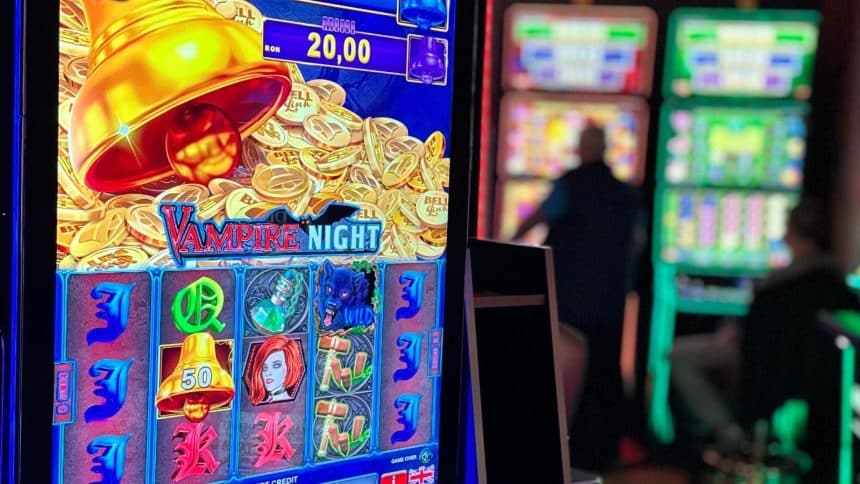 Sală de jocuri de noroc și aparate de tip păcănele, subiectul dezbaterilor privind interzicerea lor în localitățile din România.