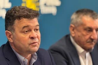 Rectorul Universității de Vest din Timișoara, Marilen Pirtea, oferind explicații despre promovarea activităților sportive.