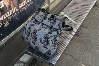 o sacoșă cu acte și obiecte personale
