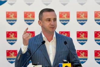 Președintele Consiliului Județean Timiș, Alfred Simonis, în timpul unei conferințe de presă