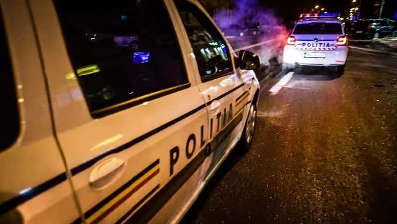 Mașină de poliție intervenind la un caz de violență domestică în județul Hunedoara