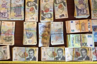 Pachete cu canabis și sume de bani ridicate de procurorii DIICOT în urma perchezițiilor