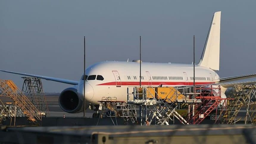 Avionul prezidențial al Emiratelor Arabe Unite, Boeing 787-9 Dreamliner, surprins pe aeroportul din Viena după o aterizare neanunțată