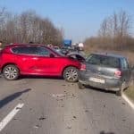 Echipaje de intervenție la locul unui accident rutier cu trei autoturisme între Moșnița Nouă și Albina