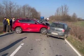 Echipaje de intervenție la locul unui accident rutier cu trei autoturisme între Moșnița Nouă și Albina