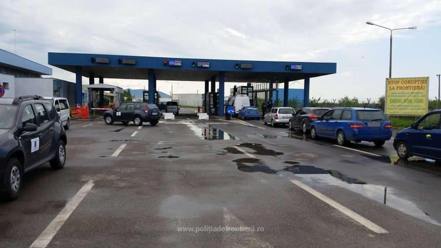 Polițiști de frontieră efectuând verificări la un autoturism de lux indisponibilizat în vamă