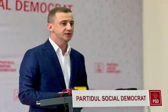 Alfred Simonis, președintele PSD Timiș, susținând o declarație de presă despre situația politică actuală