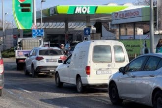 Șoferi așteptând la o benzinărie din Ungaria unde alimentarea cu motorină a fost limitată