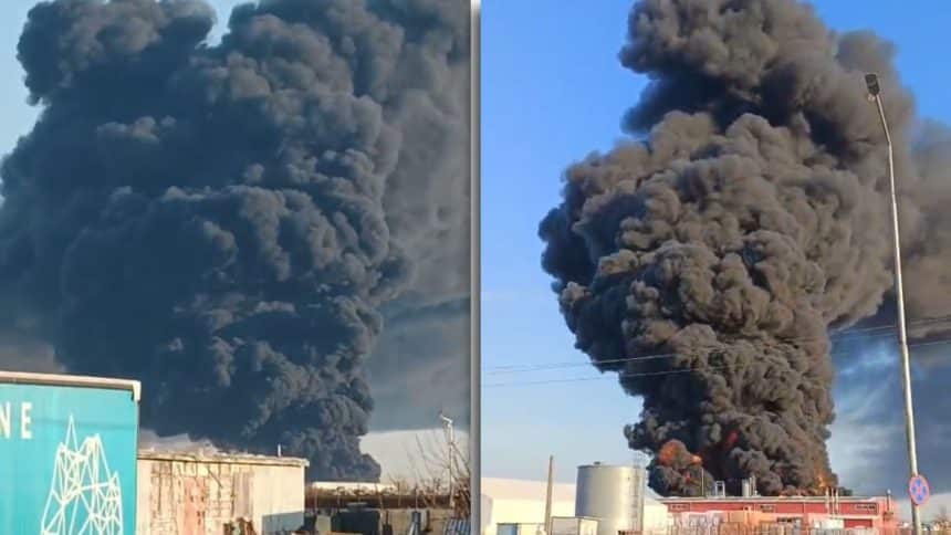 Fum dens și flăcări la o hală industrială din Aradul Nou