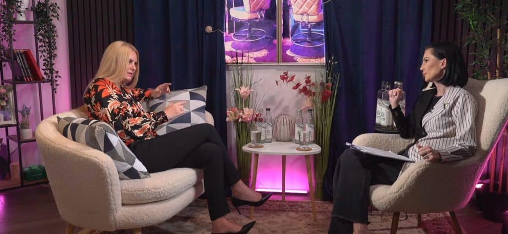 Jurnalista Andreea Borboros și Cornelia Ursu în studioul podcastului Vorbe Grele discutând despre reglementarea jocurilor de noroc