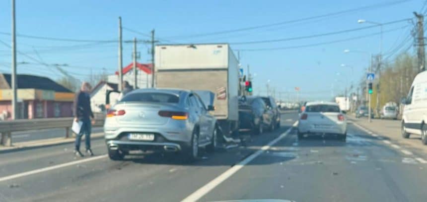 Mașini avariate pe drumul spre Remetea Mare în urma unui accident în lanț provocat de un șofer sub influența alcoolului.