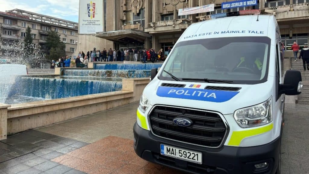 Polițiști și jandarmi intervenind pentru imobilizarea unui bărbat recalcitrant în zona centrală a municipiului Deva.