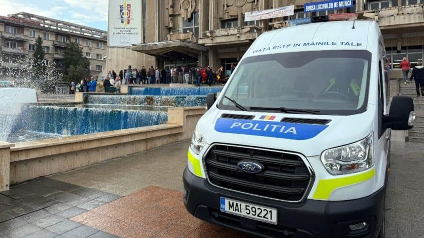 Polițiști și jandarmi intervenind pentru imobilizarea unui bărbat recalcitrant în zona centrală a municipiului Deva.