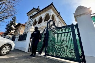 Mascăți și polițiști de la Crimă Organizată în fața unei vile din Timișoara în timpul perchezițiilor la familia Cîrpaci