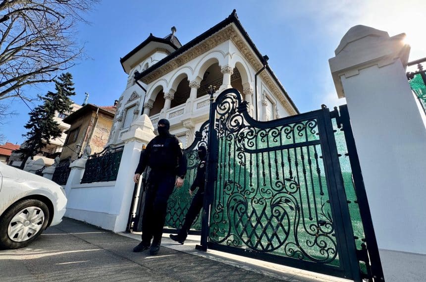 Mascăți și polițiști de la Crimă Organizată în fața unei vile din Timișoara în timpul perchezițiilor la familia Cîrpaci