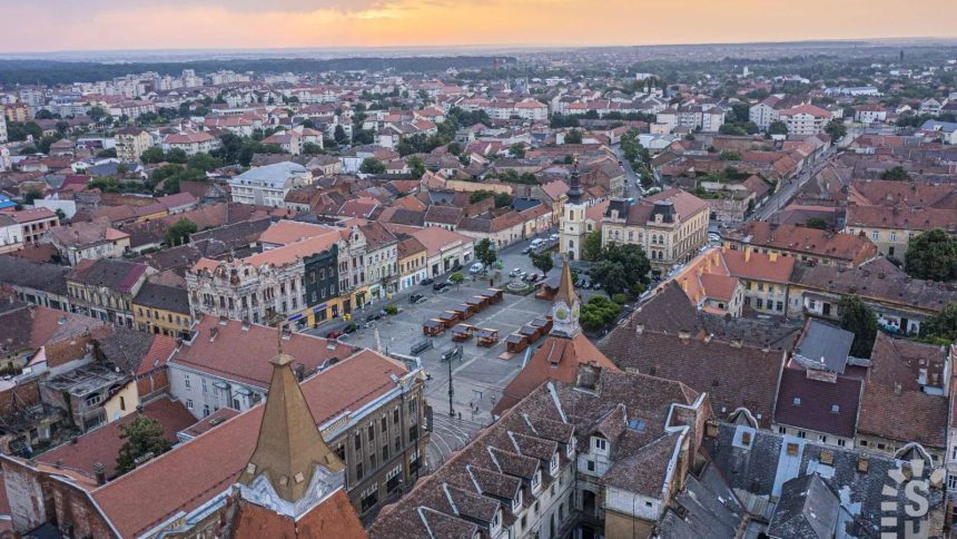 Locuitorii din cartierul Traian participand la o intalnire cu autoritatile locale despre proiectele de regenerare urbana