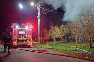 Pompieri intervenind noaptea pentru stingerea unui incendiu violent la o casa din localitatea Manastur