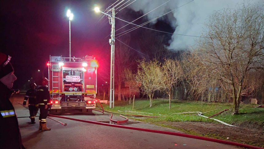 Pompieri intervenind noaptea pentru stingerea unui incendiu violent la o casa din localitatea Manastur