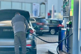 Cozi de masini la o benzinarie din Timisoara in timpul unui protest al soferilor fata de scumpirea combustibilului