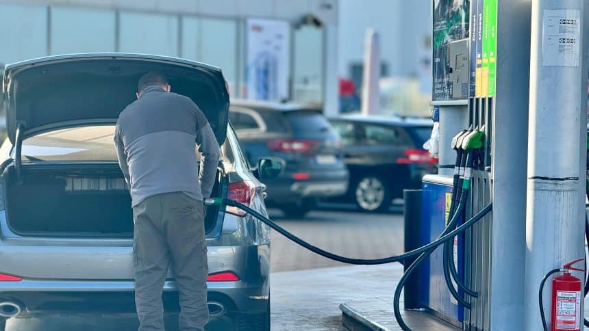 Cozi de masini la o benzinarie din Timisoara in timpul unui protest al soferilor fata de scumpirea combustibilului