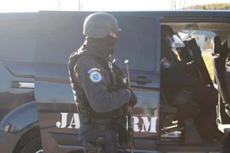 Pachete de tigari de contrabanda fara timbru ridicate de jandarmii din Timisoara in zona Iosefin