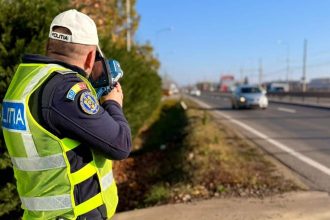 Echipaj de politie din Timisoara efectuand verificari in trafic pe strada Gheorghe Doja