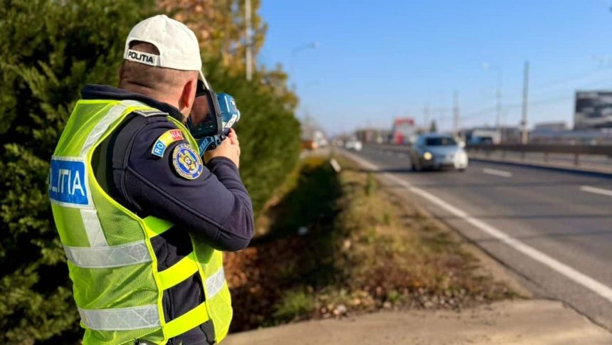 Echipaj de politie din Timisoara efectuand verificari in trafic pe strada Gheorghe Doja