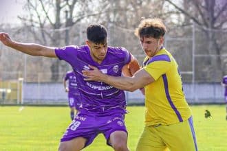 Jucătorii echipei Politehnica Timișoara în timpul meciului disputat pe terenul celor de la Progresul Pecica.