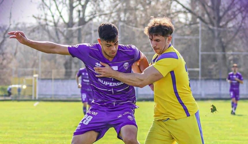 Jucătorii echipei Politehnica Timișoara în timpul meciului disputat pe terenul celor de la Progresul Pecica.