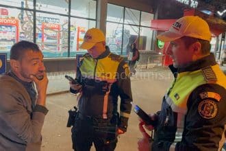 Echipaj de poliție intervenind pe Calea Buziașului în cazul unui șofer care a refuzat recoltarea probelor biologice.