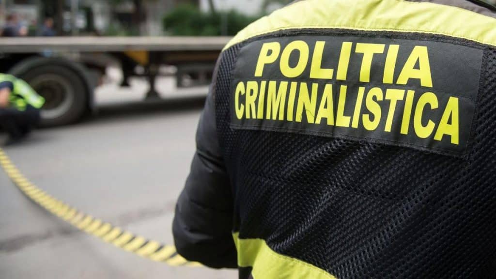 Echipaje de poliție și ambulanță pe DN68A, la ieșirea din localitatea Dumbrava, unde un bărbat a fost găsit decedat într-o mașină.