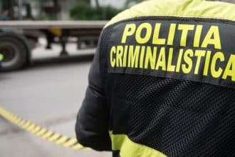Echipaje de poliție și ambulanță pe DN68A, la ieșirea din localitatea Dumbrava, unde un bărbat a fost găsit decedat într-o mașină.