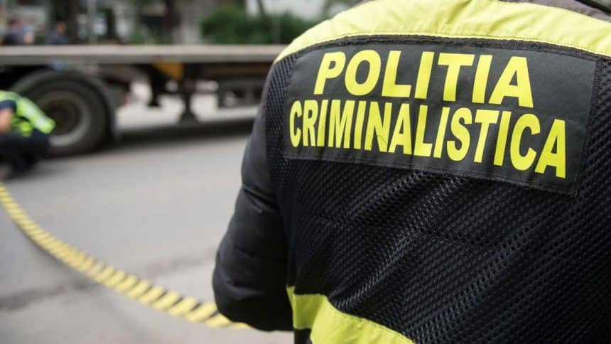 Echipaje de poliție și ambulanță pe DN68A, la ieșirea din localitatea Dumbrava, unde un bărbat a fost găsit decedat într-o mașină.