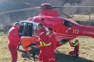 Elicopter SMURD și echipaje de descarcerare intervenind într-o zonă împădurită din Domașnea pentru salvarea unei victime.