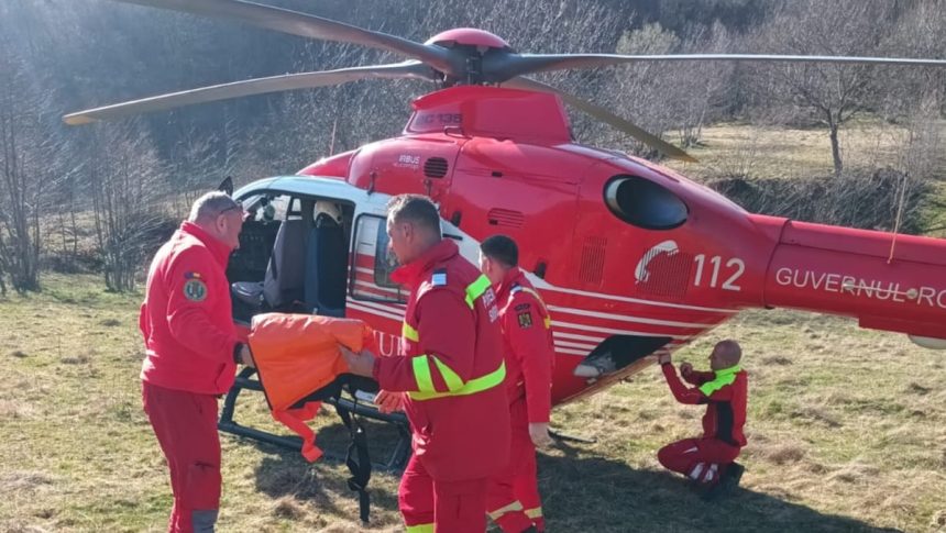 Elicopter SMURD și echipaje de descarcerare intervenind într-o zonă împădurită din Domașnea pentru salvarea unei victime.