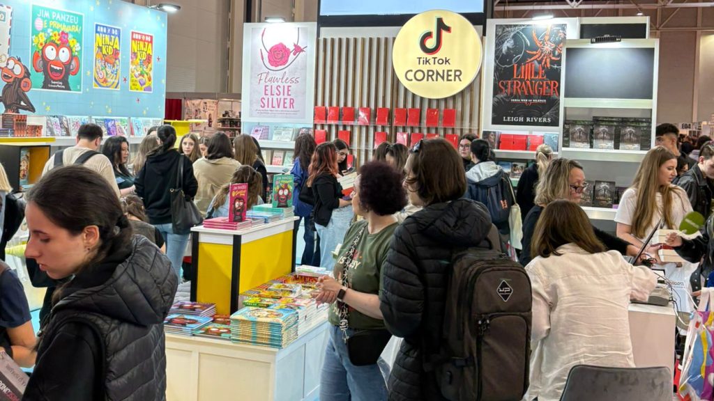 Standuri de cărți și vizitatori