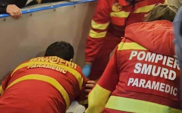 un minor a fost accidentat de o poartă metalică.