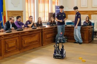 Elevii echipei Team CSH de la Liceul Pedagogic din Timișoara sărbătorind câștigarea premiului I la robotica națională