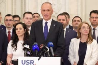 Senatorul Cristian Ghinea și liderii USR prezentând pachetul de legi pentru eliminarea instituțiilor publice inutile din bugetul de stat.