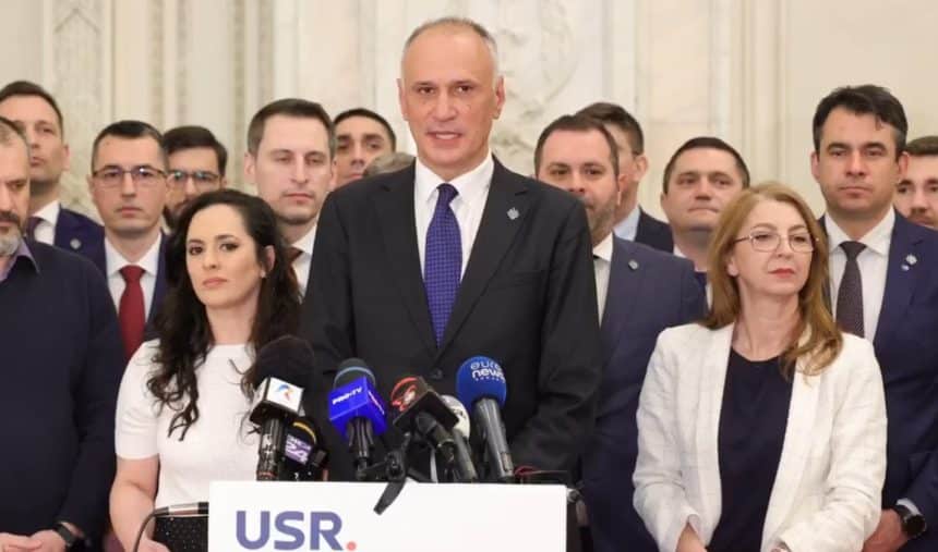 Senatorul Cristian Ghinea și liderii USR prezentând pachetul de legi pentru eliminarea instituțiilor publice inutile din bugetul de stat.