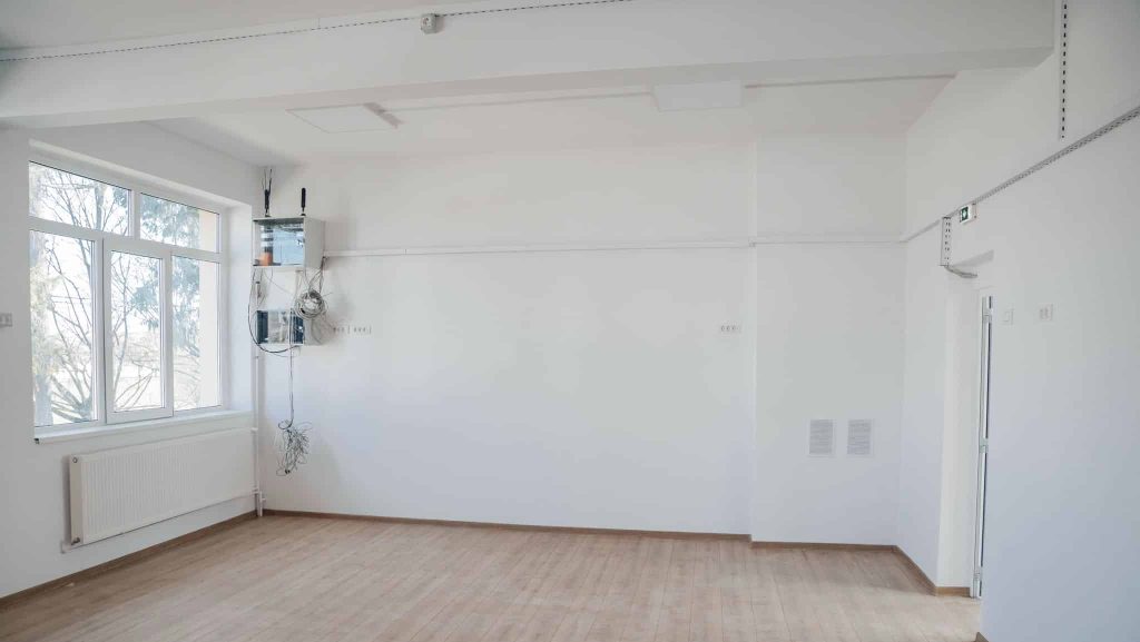 Lucrări de reabilitare și modernizare în sălile de clasă ale unei școli gimnaziale din Timișoara.