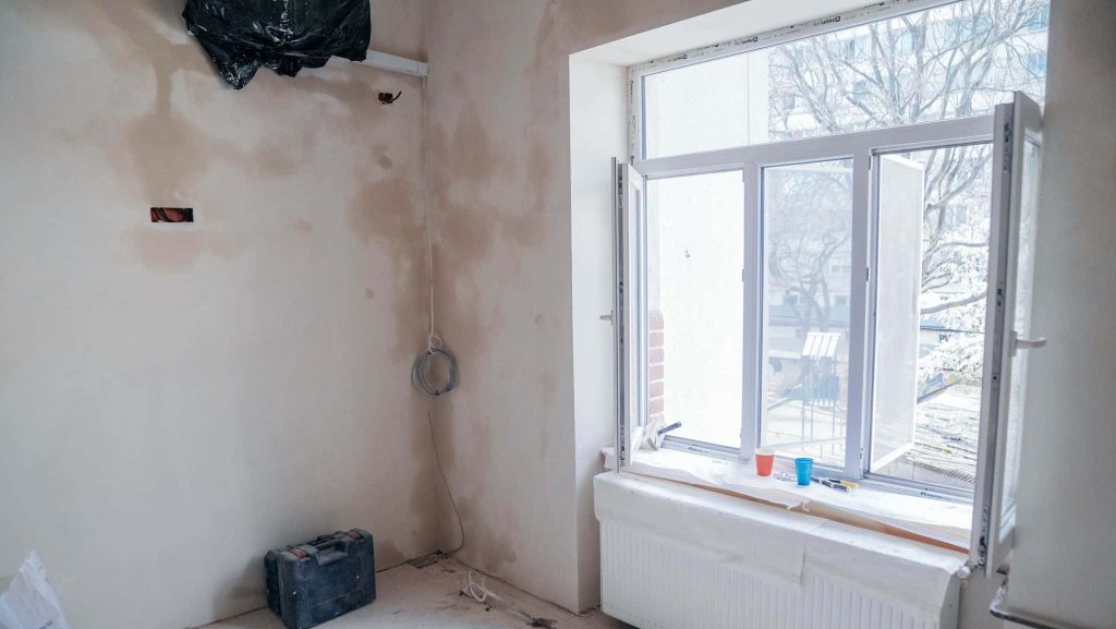 Lucrări de reabilitare și modernizare în sălile de clasă ale unei școli gimnaziale din Timișoara.