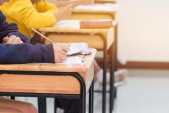 Elevi de clasa a VIII-a din Timișoara completând broșura de examen la proba de Matematică a simulării naționale.