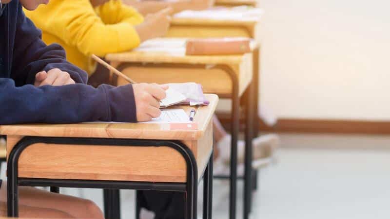 Elevi de clasa a VIII-a din Timișoara completând broșura de examen la proba de Matematică a simulării naționale.