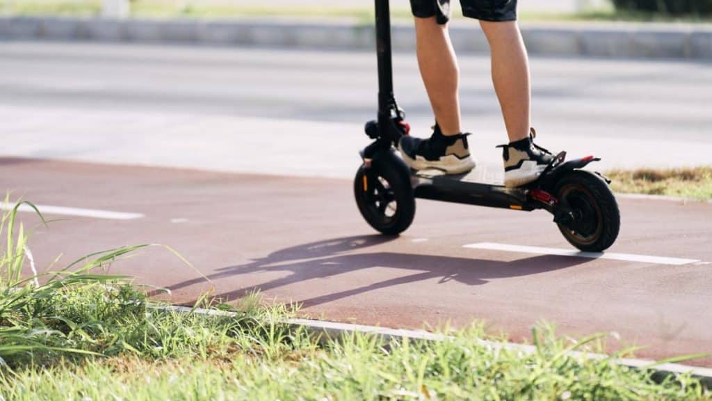 Echipaj de poliție și ambulanță intervenind pe strada Făgăraș din Dumbrăvița în urma unui accident cu o trotinetă electrică.