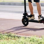Echipaj de poliție și ambulanță intervenind pe strada Făgăraș din Dumbrăvița în urma unui accident cu o trotinetă electrică.