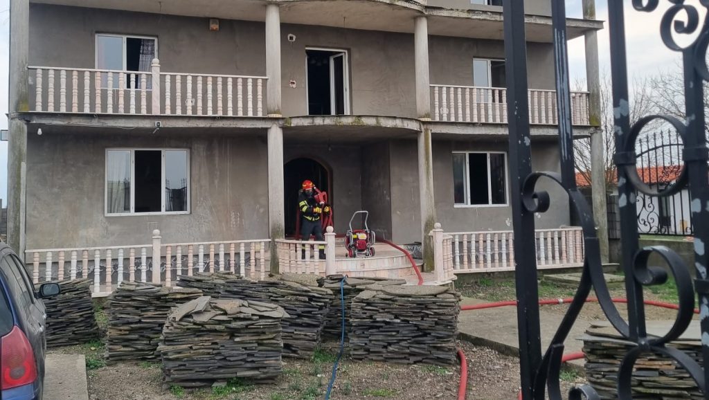 Echipaje ISU Timiș și SMURD intervenind la o casă afectată de o explozie provocată de o butelie în Becicherecu Mic.